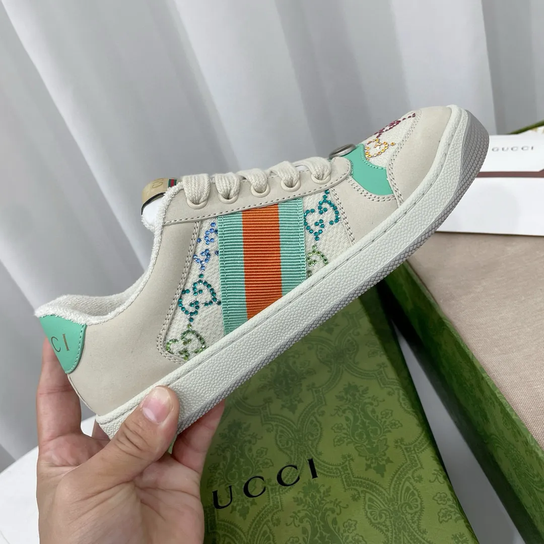 Factory price: 580💰 GUCCI Gucci's newly upgraded back cover lining, top-notch old dirty shoes, classic casual sports shoes for couples, retro sneakers and old G family dirty shoes, updated at the counter simultaneously! ①The shoe upper has the same water-based edge coating process as the original version⚠️The ordinary oil edges on the market have a strong glue feel and are easy to fall off! Grade A first-layer nubuck leather (with pores)/matching computer embroidered double G cloth, high-density terry velvet lining. ② A PVC transparent small round mark sealing line is added to the details of the midsole. The mold is opened six times and the jewelry craftsmanship is used to customize the two-color double G buckle, striving to be the same as the original version. A pair of buttons is more than three times more expensive than ordinary buckles on the market. ③An old two-color washable label, the chip is placed on the outer waist of the right foot, the entire shoe is completely hollowed out with rubber technology, TUP material (rubber to distinguish the market) with the latest green packaging from the counter, 3D printed handbag, and a pair of shoelaces. There is no pressure when entering and exiting the counter. You can buy a 1:1 accurate replica of the original version and modify and upgrade it repeatedly. The details are perfectly restored, the materials are all customized, and they are truly top-notch. Please look at the details clearly to identify the quality. Upper: First-layer frosted cowhide/embroidered double G cloth. Lining: original high-density velvet lining. Foot pads: original pearlescent sheepskin. Outsole: private molded vacuum TPU material. Packaging: original top-grade full set packaging at the counter. Shoe size: women's size 35-40, men's size 39-44 (men's size 38, 45🉑️customized, non-returnable)